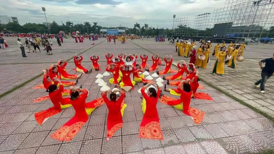 Mãn nhãn màn đồng diễn của 2023 phụ nữ chào mừng du khách đến với Hải Dương - Ảnh 10.