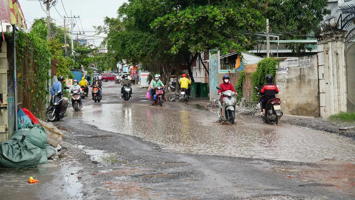 TP Hồ Ch&iacute; Minh: Những con đường đau khổ d&agrave;y dặc ổ voi, ổ g&agrave; - Ảnh 2.