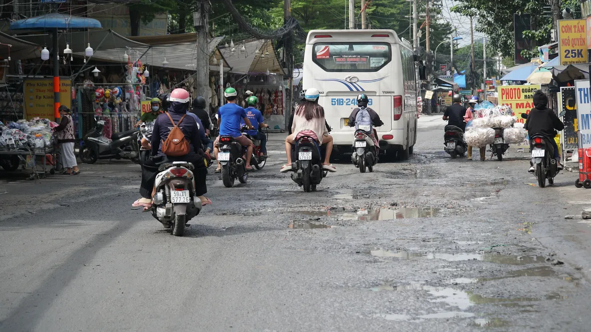 TP Hồ Ch&iacute; Minh: Những con đường đau khổ d&agrave;y dặc ổ voi, ổ g&agrave; - Ảnh 3.