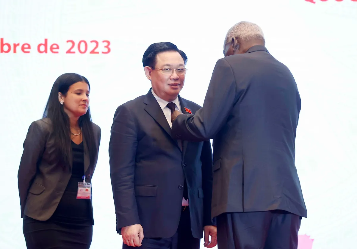 Chủ tịch Quốc hội Cuba trao Hu&acirc;n chương của Nh&agrave; nước Cuba tặng Chủ tịch Quốc hội Vương Đ&igrave;nh Huệ - Ảnh 1.
