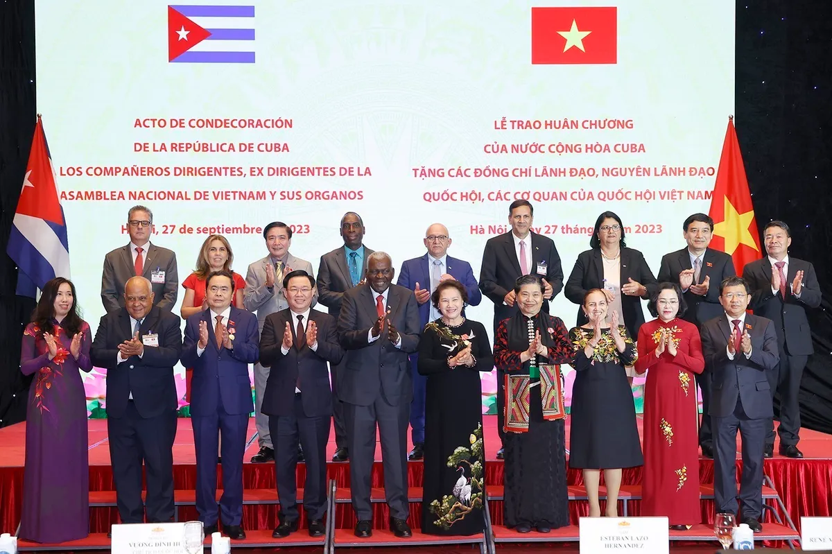 Chủ tịch Quốc hội Cuba trao Hu&acirc;n chương của Nh&agrave; nước Cuba tặng Chủ tịch Quốc hội Vương Đ&igrave;nh Huệ - Ảnh 3.