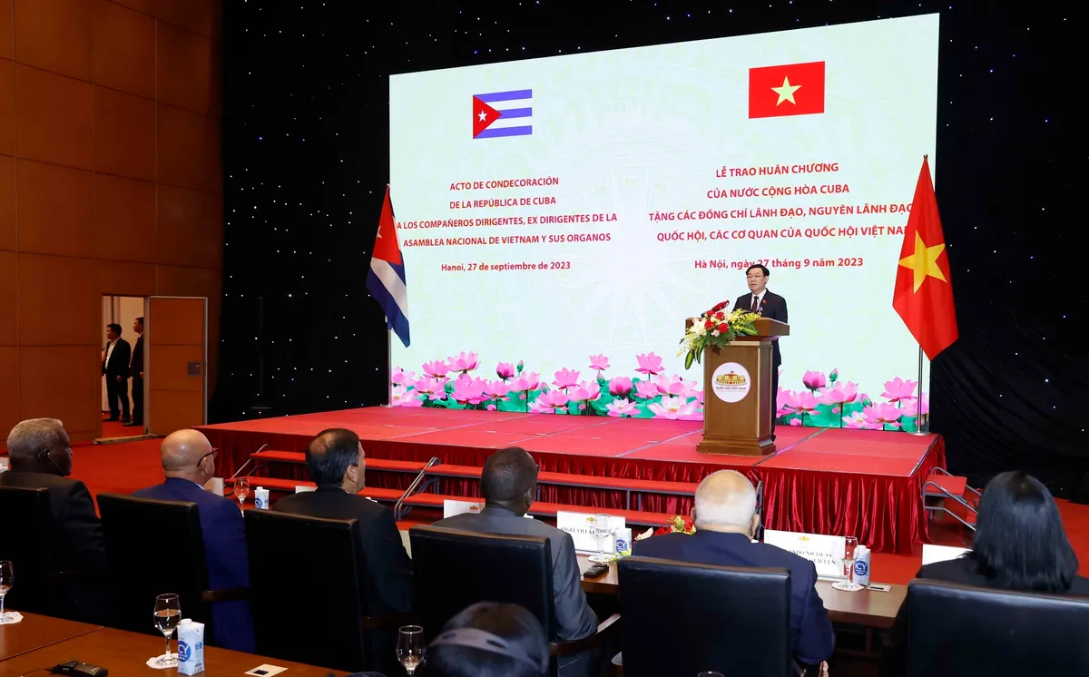 Chủ tịch Quốc hội Cuba trao Hu&acirc;n chương của Nh&agrave; nước Cuba tặng Chủ tịch Quốc hội Vương Đ&igrave;nh Huệ - Ảnh 4.