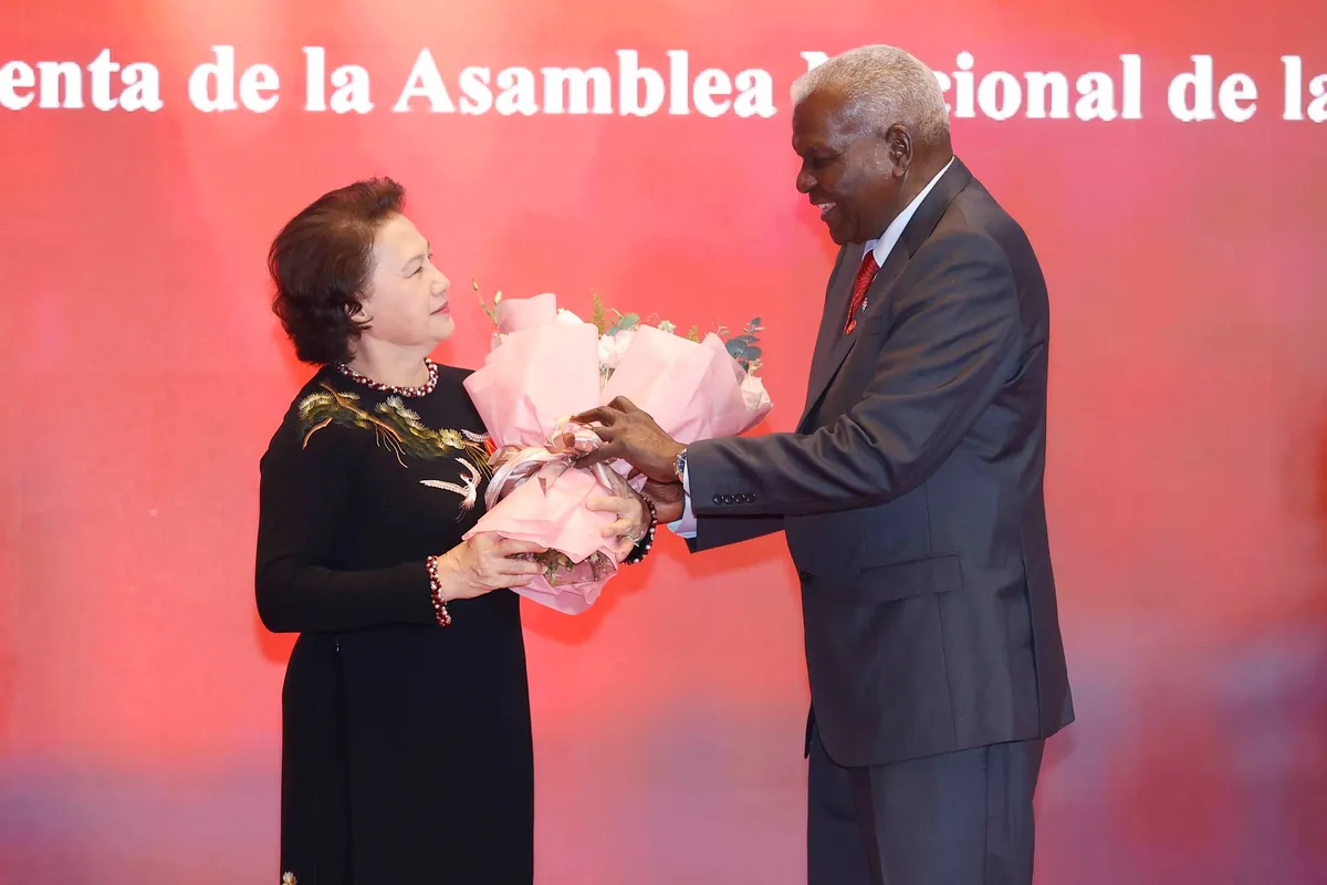 Chủ tịch Quốc hội Cuba trao Hu&acirc;n chương của Nh&agrave; nước Cuba tặng Chủ tịch Quốc hội Vương Đ&igrave;nh Huệ - Ảnh 2.