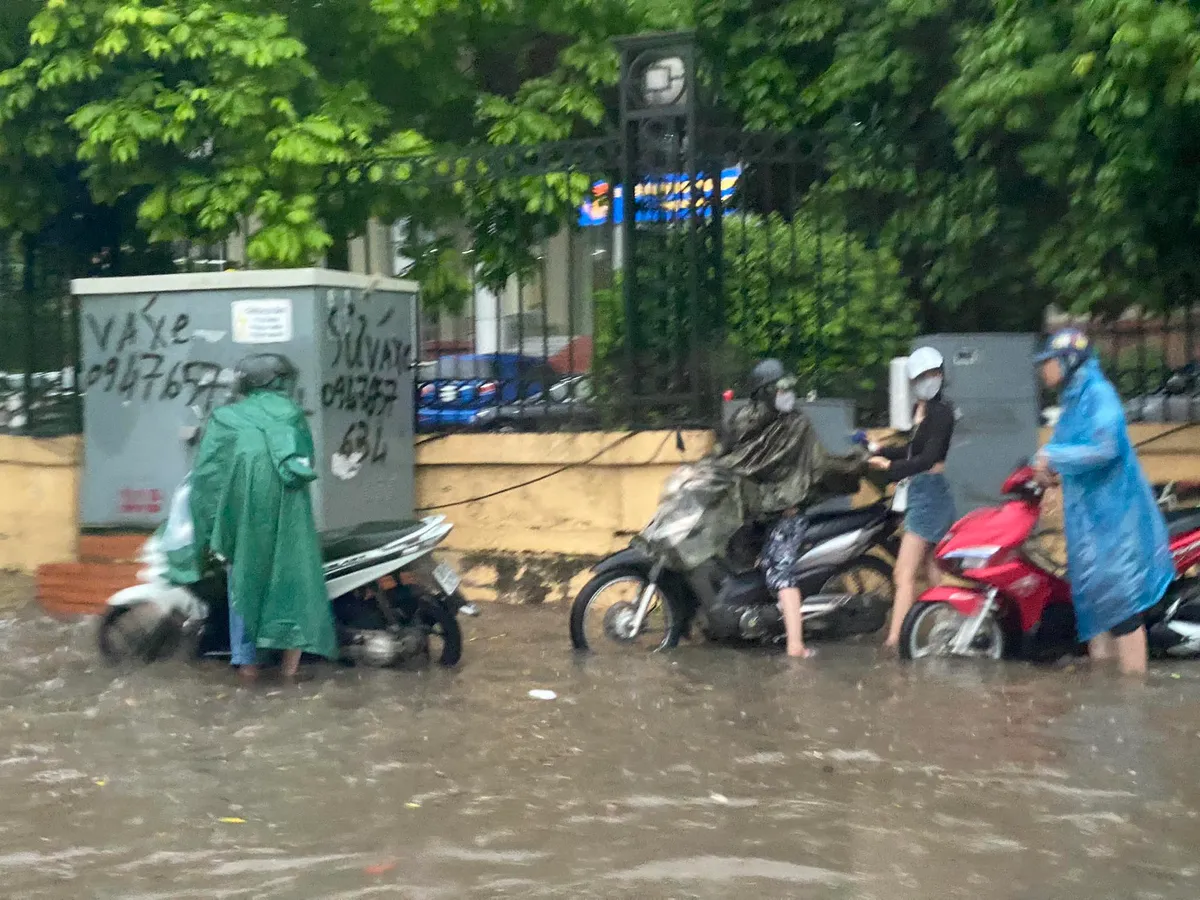 Mưa to nhiều giờ liền, hàng loạt tuyến phố Hà Nội ngập sâu - Ảnh 6.