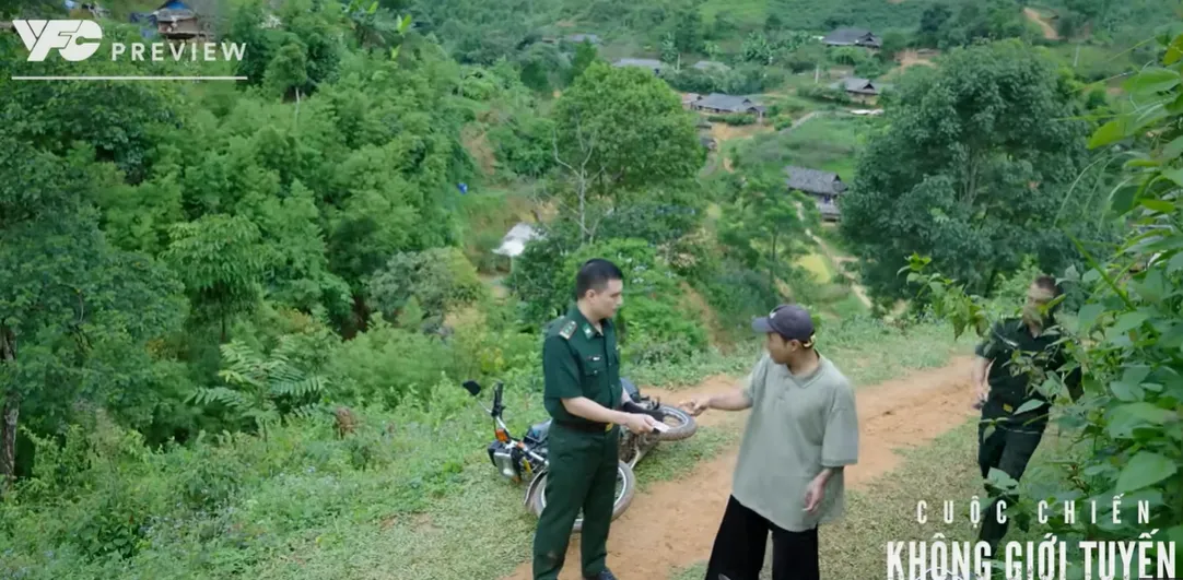 Cuộc chiến không giới tuyến - Tập 14: A Rể ăn vạ đồn trưởng Trung để lấy tiền mua rượu - Ảnh 4.