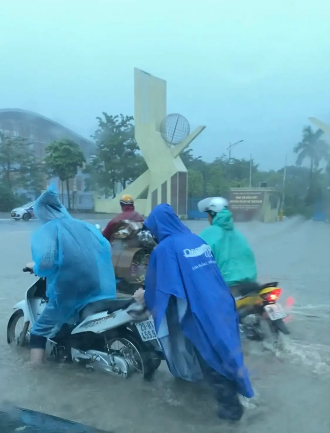 Mưa to nhiều giờ liền, hàng loạt tuyến phố Hà Nội ngập sâu - Ảnh 2.