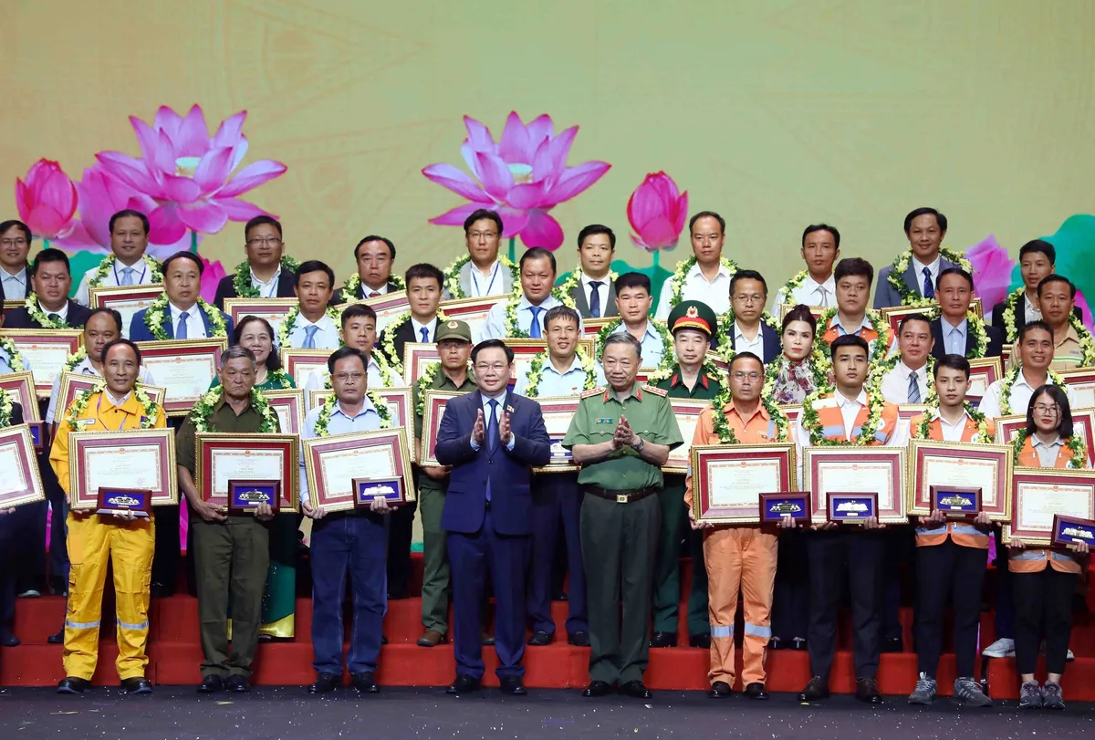 Chủ tịch Quốc hội Vương Đ&igrave;nh Huệ: C&ocirc;ng t&aacute;c ph&ograve;ng ch&aacute;y chữa ch&aacute;y, lấy ph&ograve;ng ngừa l&agrave; ch&iacute;nh - Ảnh 2.