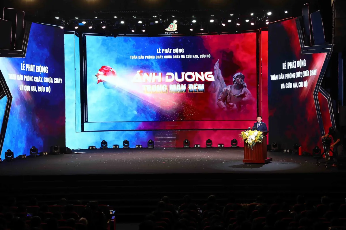 Chủ tịch Quốc hội Vương Đ&igrave;nh Huệ: C&ocirc;ng t&aacute;c ph&ograve;ng ch&aacute;y chữa ch&aacute;y, lấy ph&ograve;ng ngừa l&agrave; ch&iacute;nh - Ảnh 1.