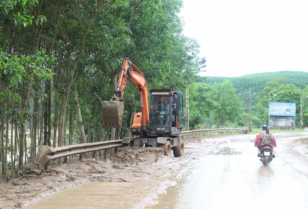 Thanh Hóa, Nghệ An khắc phục hậu quả sau mưa lũ - Ảnh 4.