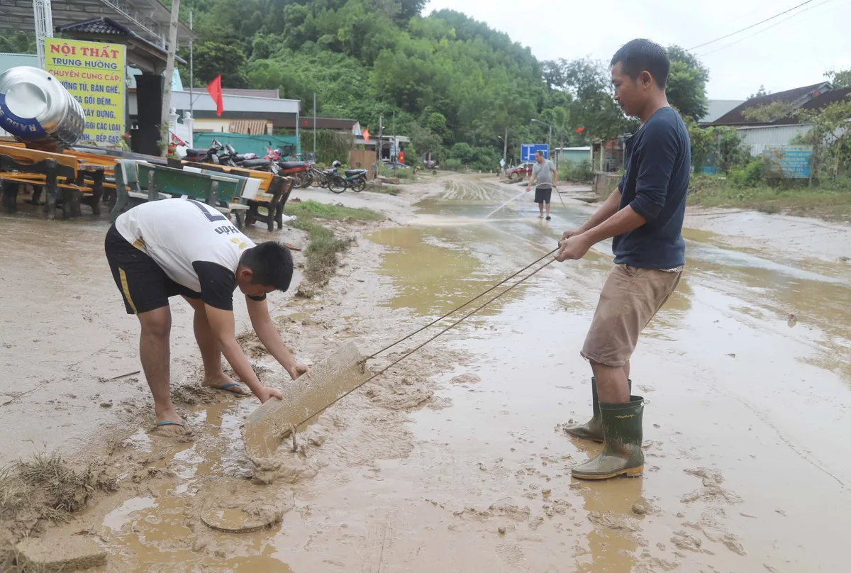 Thanh Hóa, Nghệ An khắc phục hậu quả sau mưa lũ - Ảnh 3.