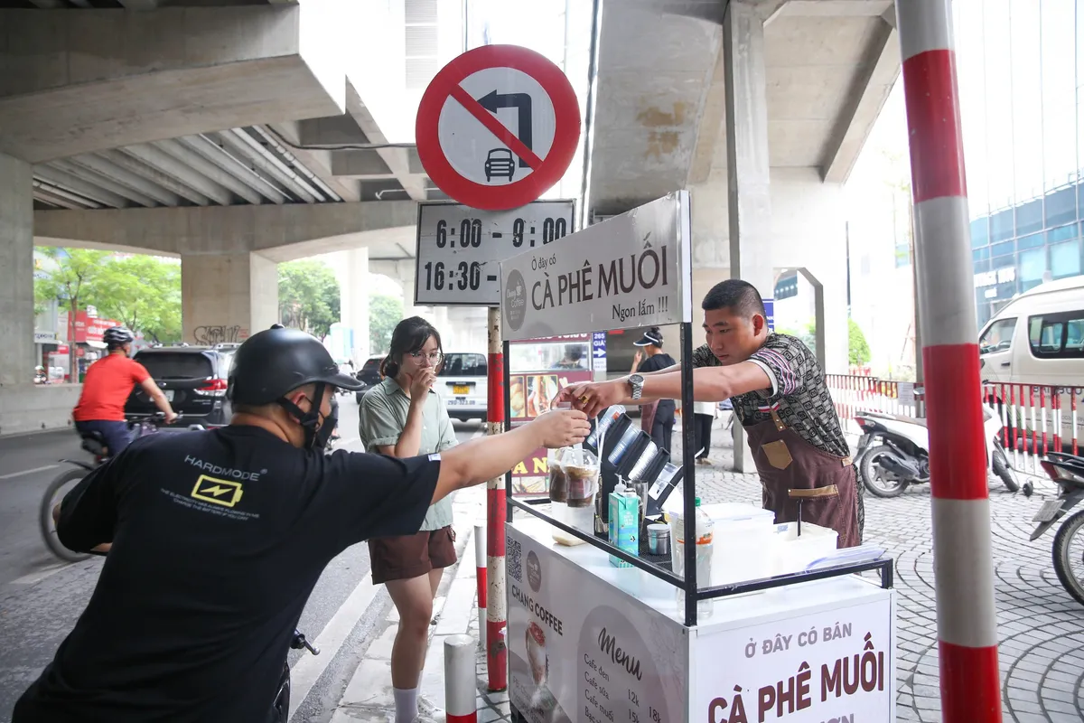 Tr&agrave;o lưu b&aacute;n cafe dạo ở H&agrave; Nội - Ảnh 2.
