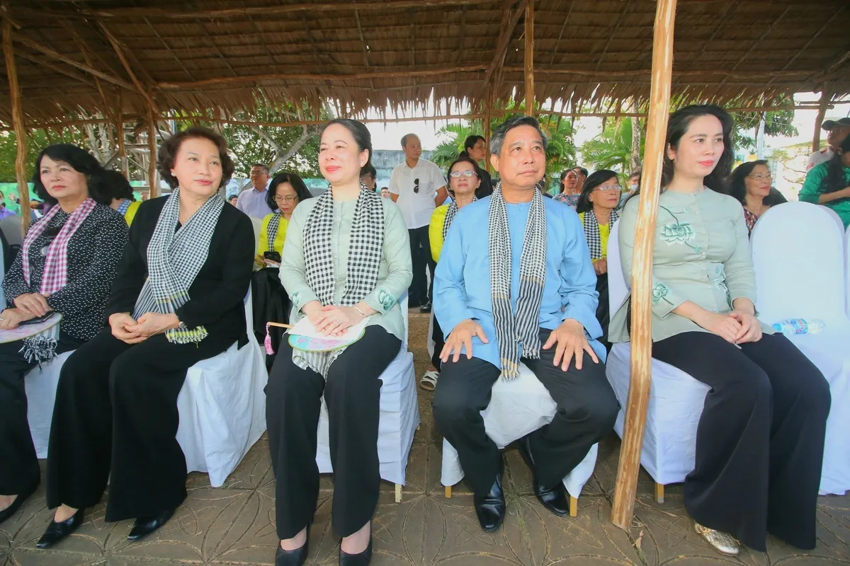 Hơn 500 mẫu áo bà ba được trình diễn tại Festival Áo bà ba Hậu Giang 2023 - Ảnh 1.