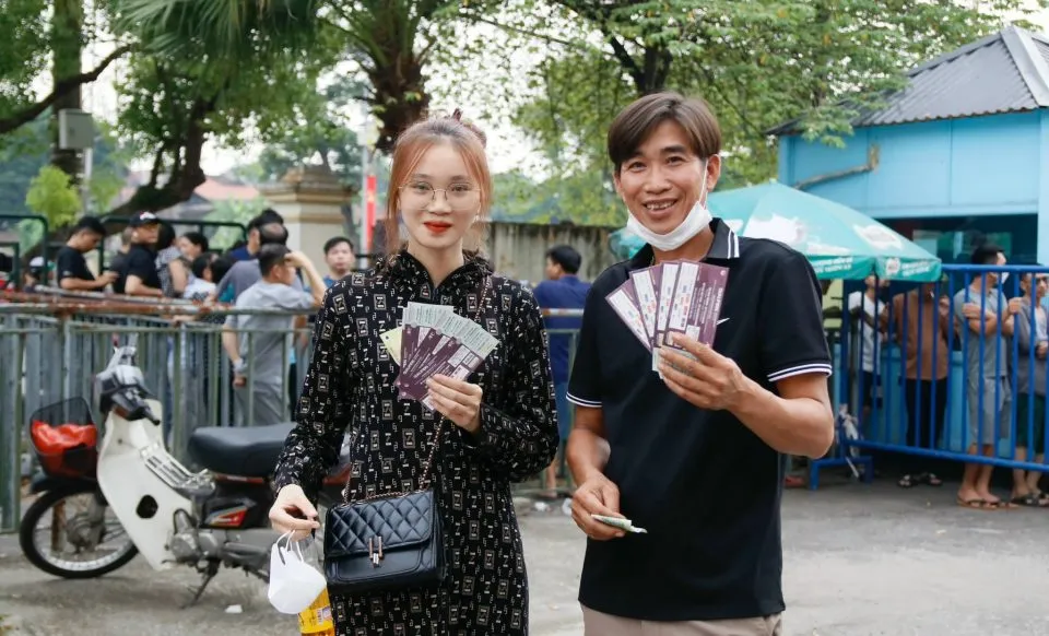Người hâm mộ hào hứng mua vé xem U23 Việt Nam thi đấu tại Vòng loại U23 Châu Á 2024 - Ảnh 3. Người hâm mộ hào hứng mua vé xem U23 Việt Nam thi đấu tại Vòng loại U23 Châu Á 2024 - Ảnh 3.