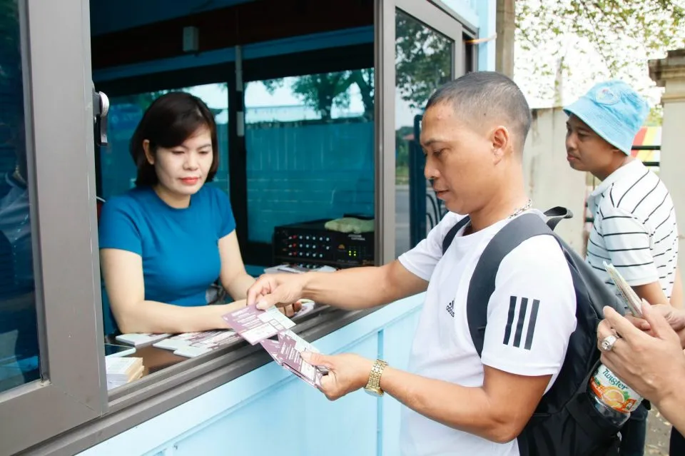 Người hâm mộ hào hứng mua vé xem U23 Việt Nam thi đấu tại Vòng loại U23 Châu Á 2024 - Ảnh 2. Người hâm mộ hào hứng mua vé xem U23 Việt Nam thi đấu tại Vòng loại U23 Châu Á 2024 - Ảnh 2.