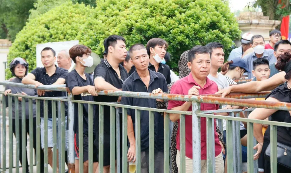 Người hâm mộ hào hứng mua vé xem U23 Việt Nam thi đấu tại Vòng loại U23 Châu Á 2024 - Ảnh 1. Người hâm mộ hào hứng mua vé xem U23 Việt Nam thi đấu tại Vòng loại U23 Châu Á 2024 - Ảnh 1.