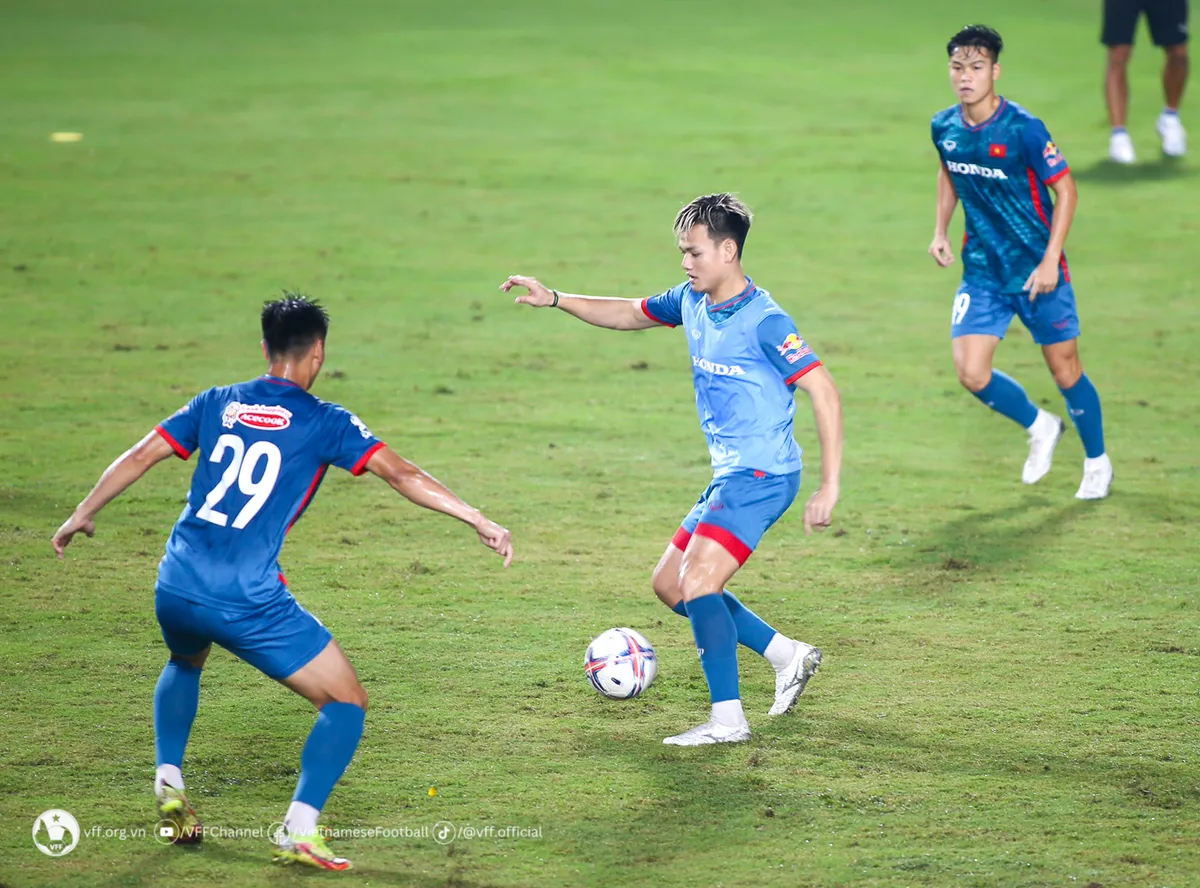 HLV Philippe Troussier tạo điều kiện cho Văn Hậu nghỉ ngơi điều trị chấn thương - Ảnh 2. HLV Philippe Troussier tạo điều kiện cho Văn Hậu nghỉ ngơi điều trị chấn thương - Ảnh 2.