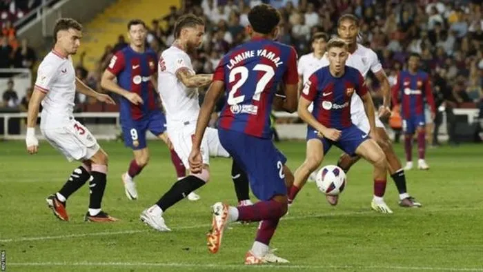 Sergio Ramos phản lưới nhà, Sevilla thất bại trước Barcelona - Ảnh 1. Sergio Ramos phản lưới nhà, Sevilla thất bại trước Barcelona - Ảnh 1.