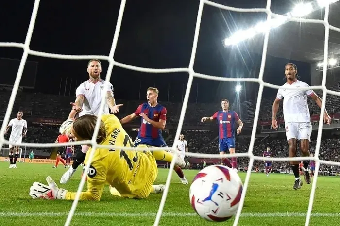 Sergio Ramos phản lưới nhà, Sevilla thất bại trước Barcelona - Ảnh 2. Sergio Ramos phản lưới nhà, Sevilla thất bại trước Barcelona - Ảnh 2.