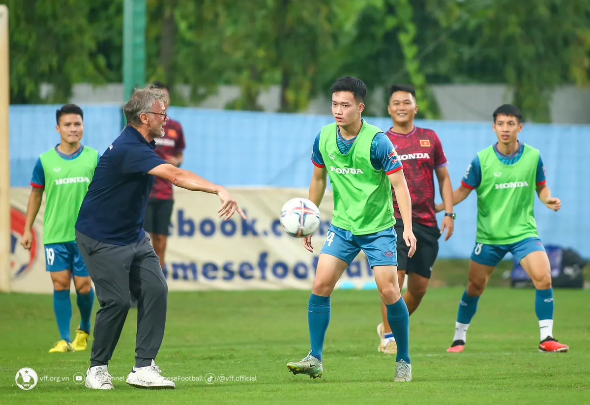 Văn Toàn hứng khởi trong ngày tái ngộ các đồng đội tại đội tuyển Việt Nam - Ảnh 5. Văn Toàn hứng khởi trong ngày tái ngộ các đồng đội tại đội tuyển Việt Nam - Ảnh 5.