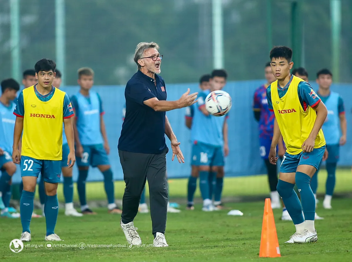Các cầu thủ U23 Việt Nam nỗ lực tập luyện trước ngày chốt danh sách dự Vòng loại U23 châu Á - Ảnh 1. Các cầu thủ U23 Việt Nam nỗ lực tập luyện trước ngày chốt danh sách dự Vòng loại U23 châu Á - Ảnh 1.
