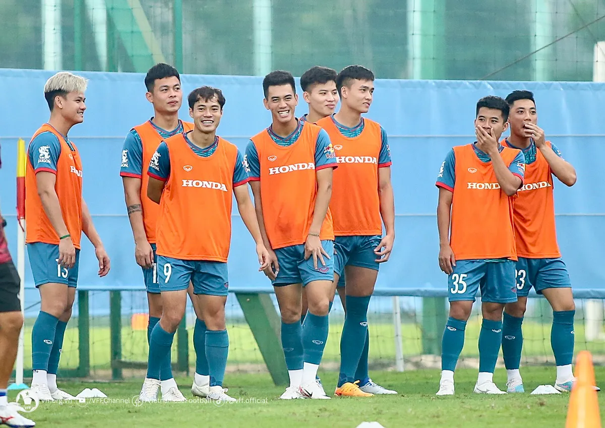 Văn Toàn hứng khởi trong ngày tái ngộ các đồng đội tại đội tuyển Việt Nam - Ảnh 1. Văn Toàn hứng khởi trong ngày tái ngộ các đồng đội tại đội tuyển Việt Nam - Ảnh 1.