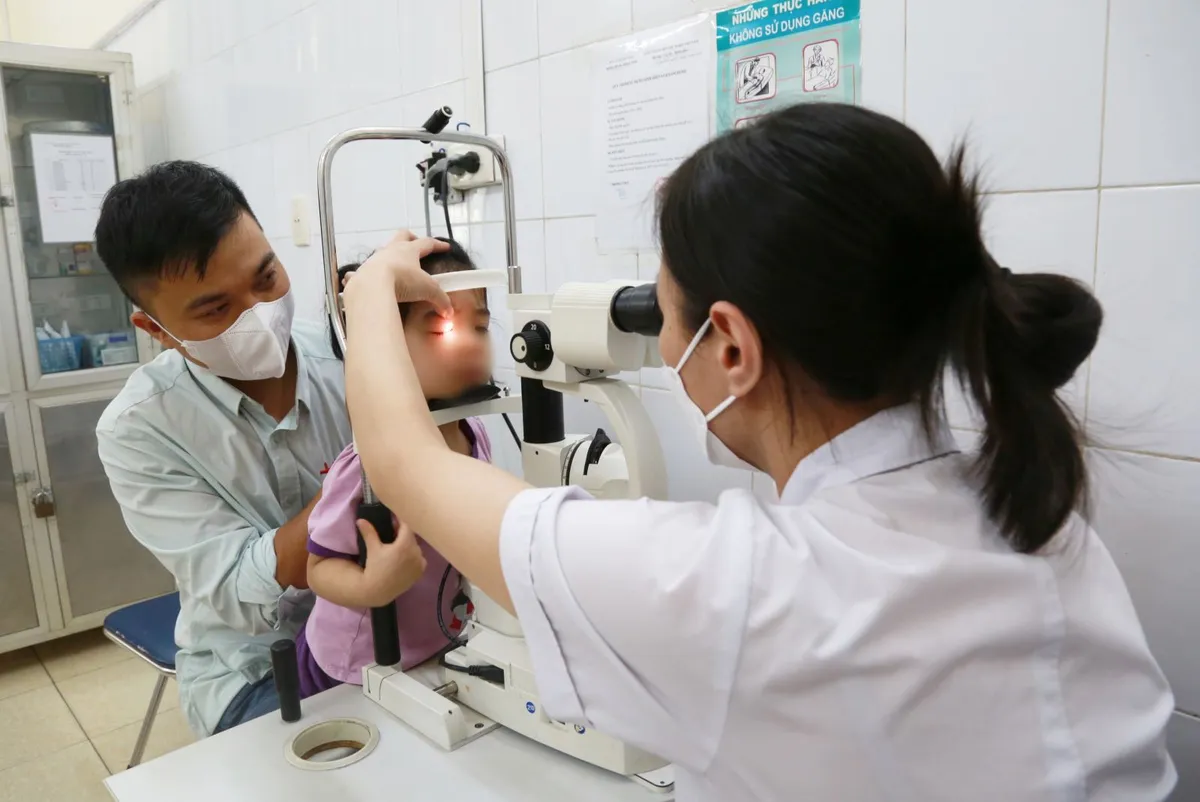 Gia tăng các ca bệnh đau mắt đỏ, nhiều trường hợp biến chứng nặng - Ảnh 1. Gia tăng các ca bệnh đau mắt đỏ, nhiều trường hợp biến chứng nặng - Ảnh 1.