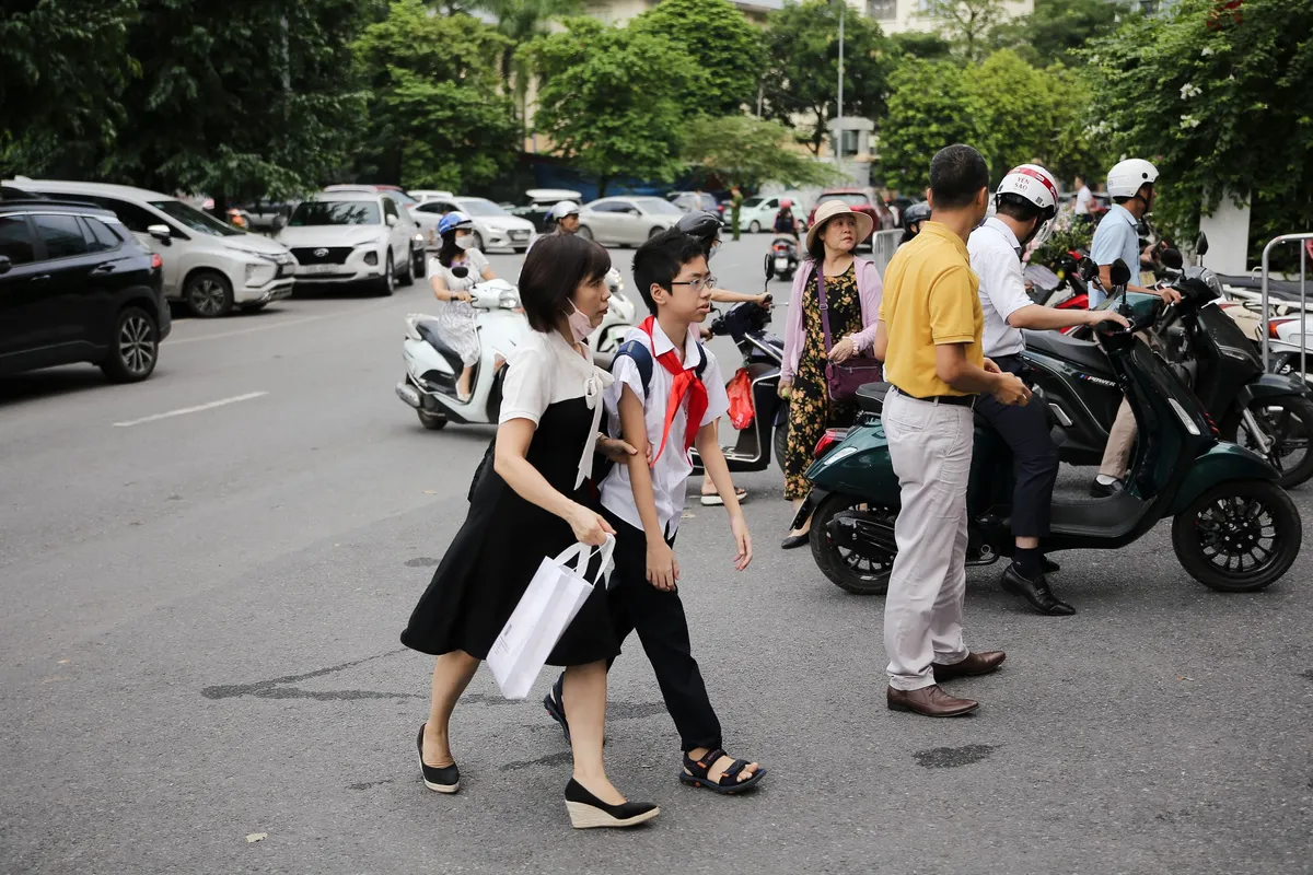 Thầy - trò cả nước rộn ràng bước vào năm học mới - Ảnh 8.