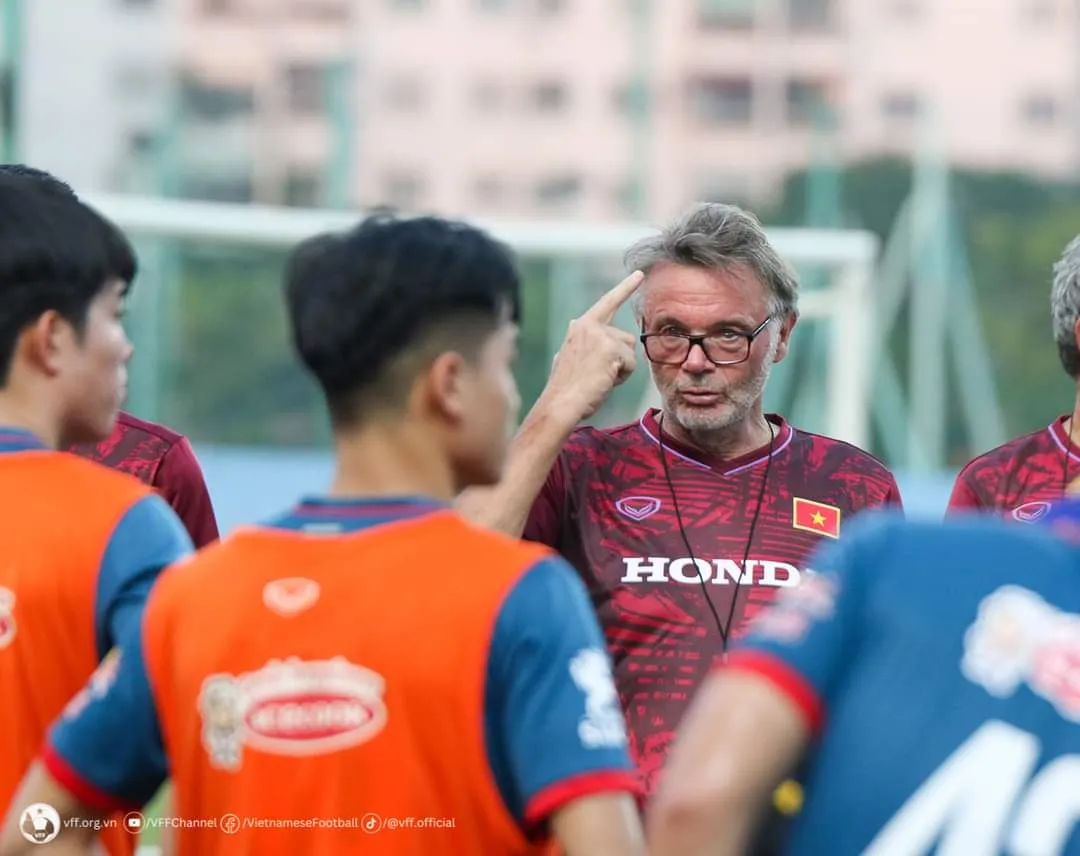 HLV Philippe Troussier chốt danh sách ĐT U23 Việt Nam thi đấu Vòng loại giải U23 châu Á 2024 - Ảnh 1. HLV Philippe Troussier chốt danh sách ĐT U23 Việt Nam thi đấu Vòng loại giải U23 châu Á 2024 - Ảnh 1.
