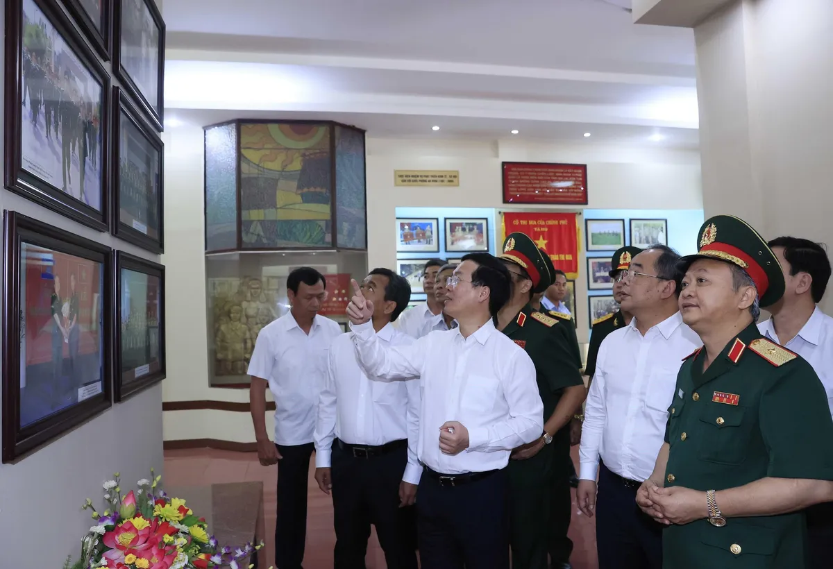 Xây dựng mối quan hệ bền chặt quân - dân - Ảnh 2. Xây dựng mối quan hệ bền chặt quân - dân - Ảnh 2.