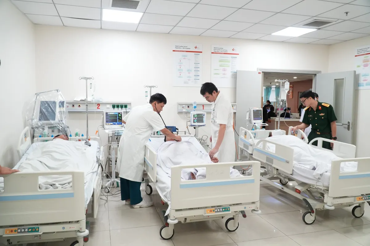 Chạy đua với thời gian, đưa 3 bệnh nhân bị hội chứng giảm áp từ Trường Sa vào đất liền cấp cứu kịp thời - Ảnh 5. Chạy đua với thời gian, đưa 3 bệnh nhân bị hội chứng giảm áp từ Trường Sa vào đất liền cấp cứu kịp thời - Ảnh 5.