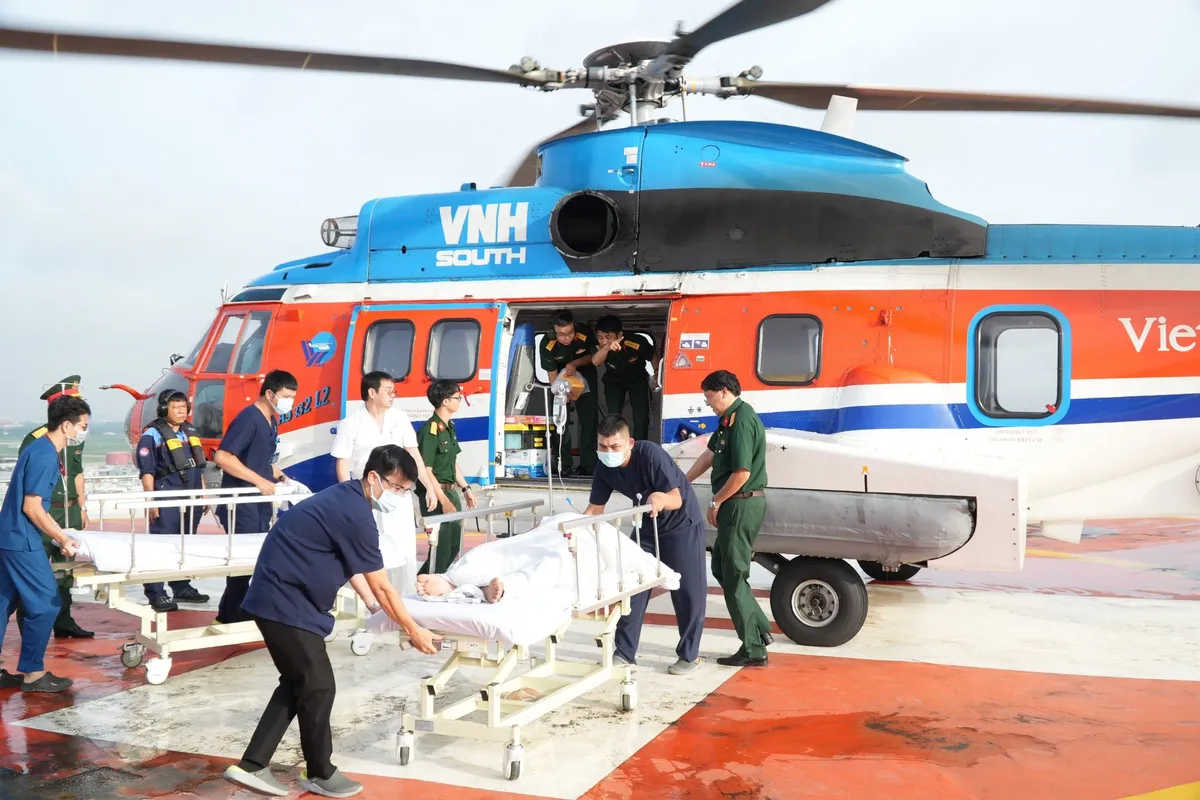 Chạy đua với thời gian, đưa 3 bệnh nhân bị hội chứng giảm áp từ Trường Sa vào đất liền cấp cứu kịp thời - Ảnh 3. Chạy đua với thời gian, đưa 3 bệnh nhân bị hội chứng giảm áp từ Trường Sa vào đất liền cấp cứu kịp thời - Ảnh 3.