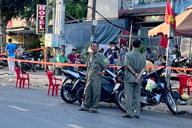 TP Hồ Chí Minh: Truy bắt 2 đối tượng cầm dao đại náo quán nhậu làm 4 người bị thương - Ảnh 1.