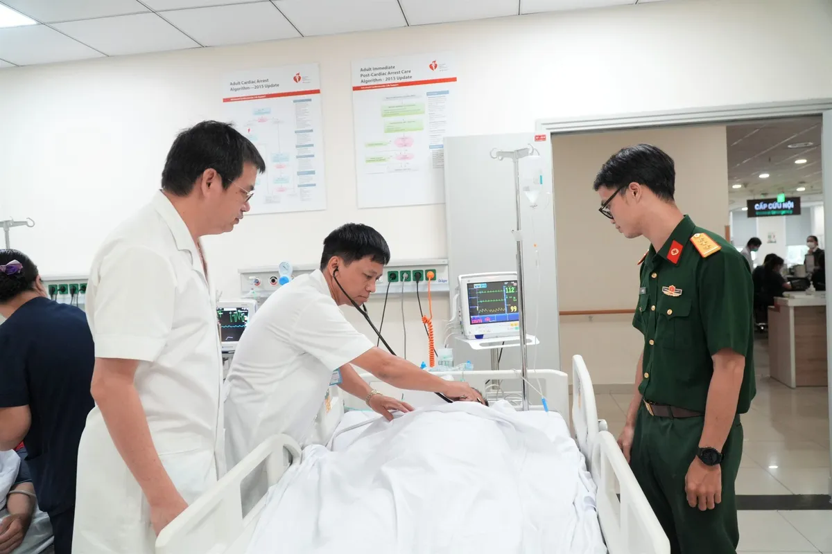 Chạy đua với thời gian, đưa 3 bệnh nhân bị hội chứng giảm áp từ Trường Sa vào đất liền cấp cứu kịp thời - Ảnh 6. Chạy đua với thời gian, đưa 3 bệnh nhân bị hội chứng giảm áp từ Trường Sa vào đất liền cấp cứu kịp thời - Ảnh 6.