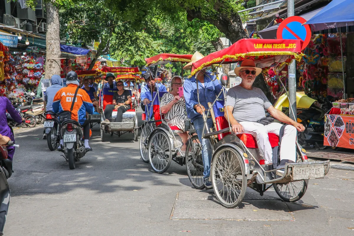 Phố Hàng Mã rực rỡ sắc màu trước Tết Trung thu - Ảnh 5.