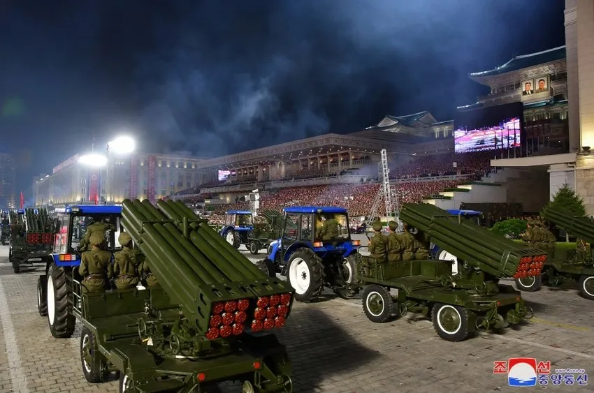 Triều Tiên duyệt binh kỷ niệm 75 năm Quốc khánh - Ảnh 4. Triều Tiên duyệt binh kỷ niệm 75 năm Quốc khánh - Ảnh 4.