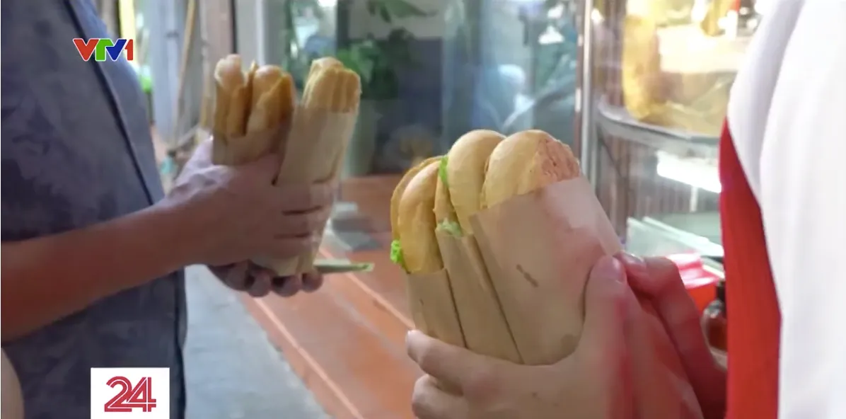 Phở và bánh mì vào danh sách Món ăn nhất định phải thử trong đời - Ảnh 1.