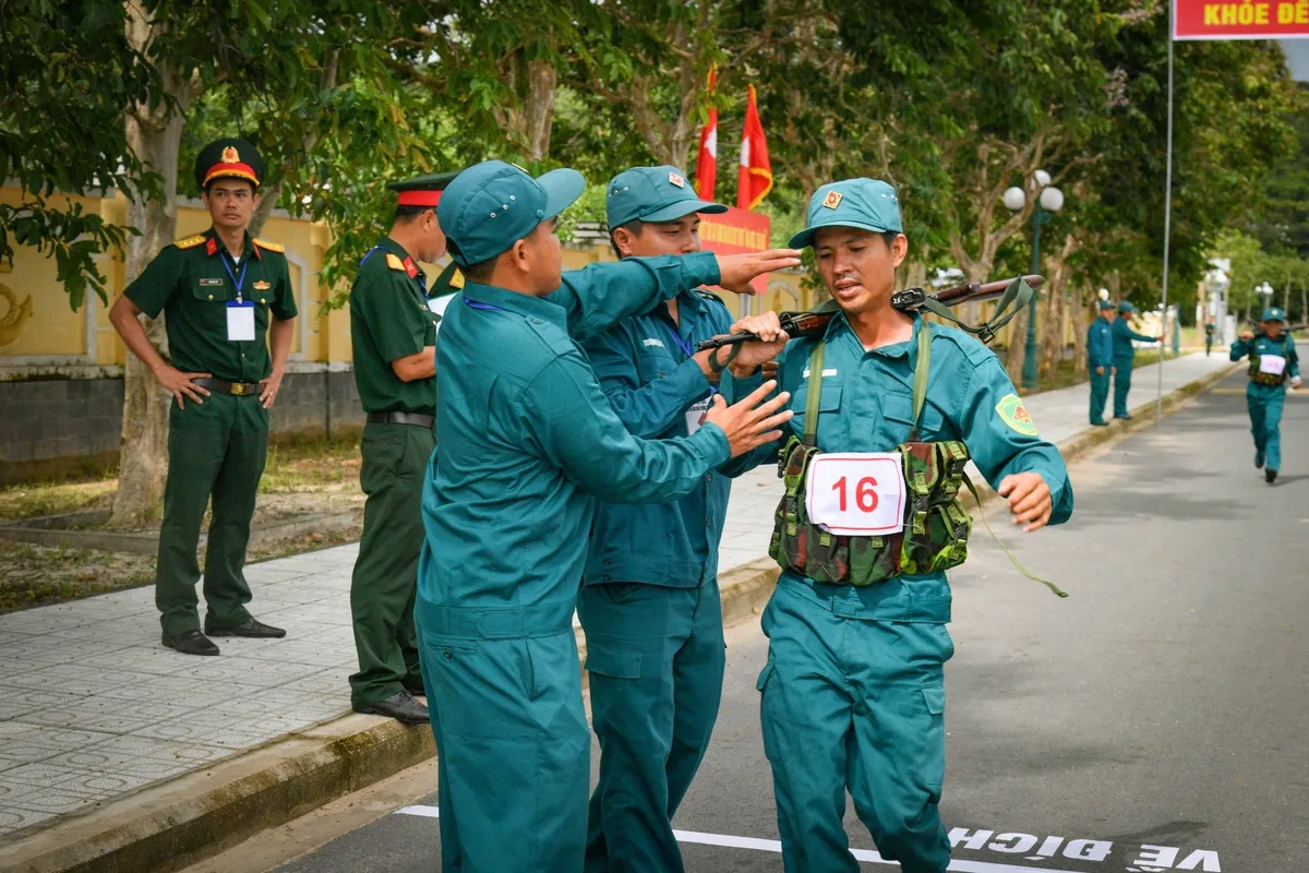 Xem chiến sĩ dân quân trên biển sôi nổi tranh tài - Ảnh 4.