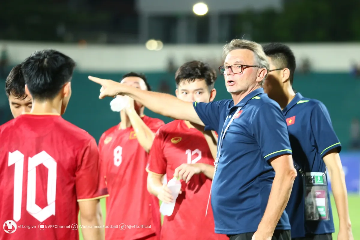 HLV Philippe Troussier: Tôi hài lòng khi đã hoàn thành mục tiêu đề ra - Ảnh 1. HLV Philippe Troussier: Tôi hài lòng khi đã hoàn thành mục tiêu đề ra - Ảnh 1.