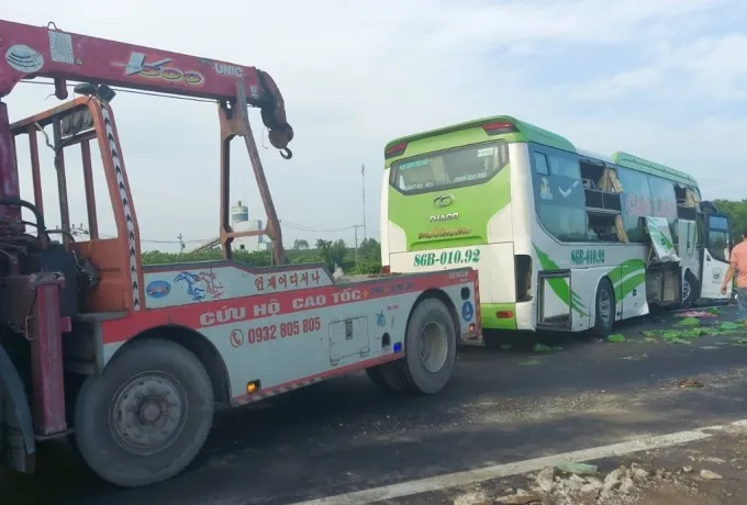 Hiện trường vụ tai nạn xe khách trên cao tốc Dầu Giây - Phan Thiết khiến nhiều người thương vong - Ảnh 2.