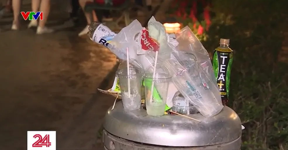 Đêm giao thừa vất vả của công nhân vệ sinh môi trường - Ảnh 1.