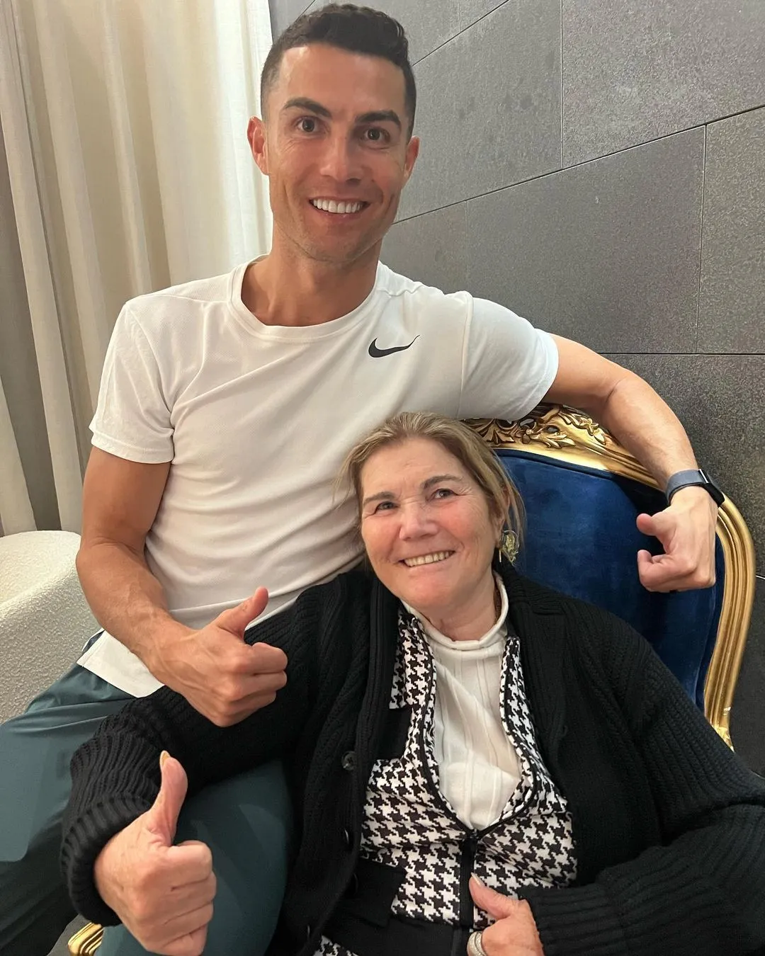 Ronaldo tặng xe hơi đắt tiền cho mẹ nhân dịp sinh nhật - Ảnh 2. Ronaldo tặng xe hơi đắt tiền cho mẹ nhân dịp sinh nhật - Ảnh 2.