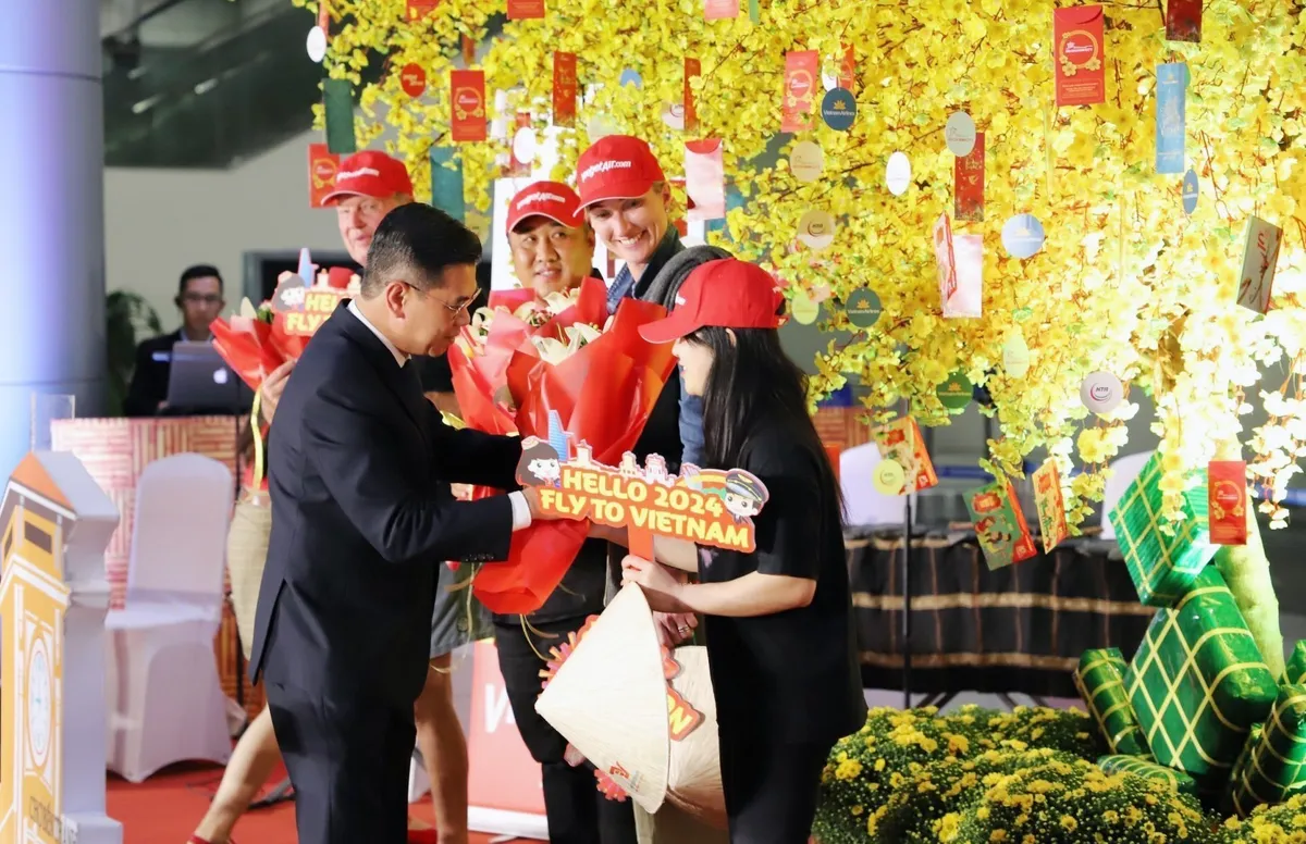 Thành phố Hồ Chí Minh đón đoàn du khách xông đất đầu năm - Ảnh 1.