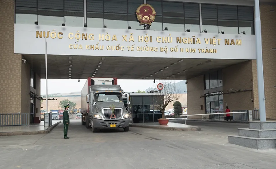 Tấp nập xuất nhập khẩu hàng hóa ngày đầu năm mới - Ảnh 1.