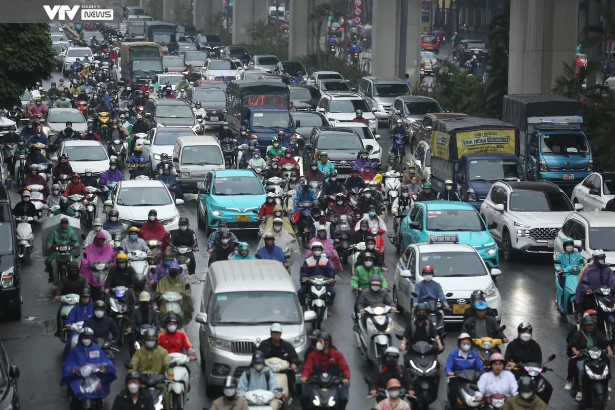 Mưa rét, tắc đường, người Hà Nội nhích từng mét trên đường - Ảnh 1.