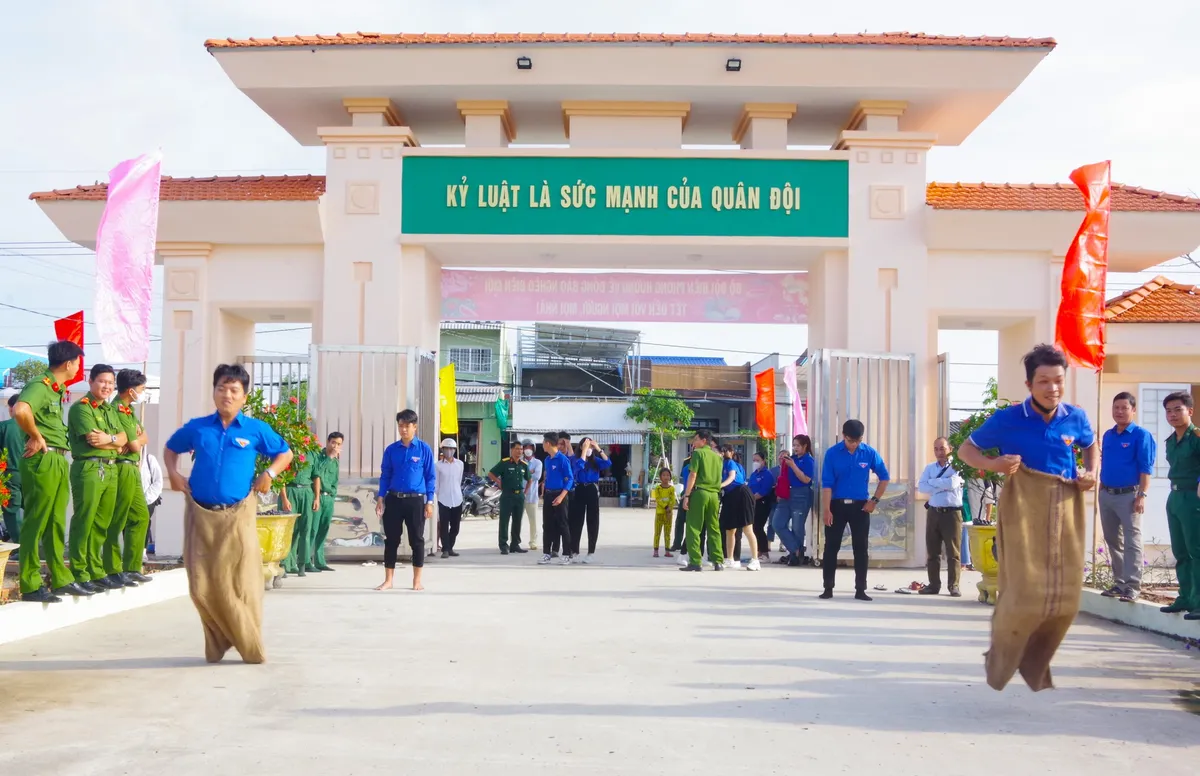 “Xuân Biên phòng -  Ấm lòng dân bản” đến với người dân xứ biển Cà Mau - Ảnh 3.