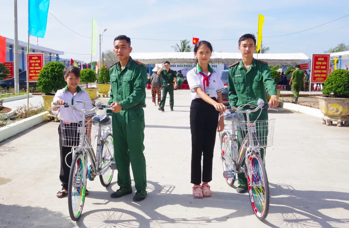 “Xuân Biên phòng -  Ấm lòng dân bản” đến với người dân xứ biển Cà Mau - Ảnh 7.