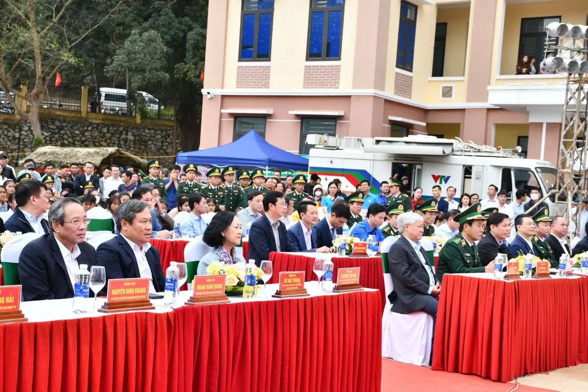 Thường trực Ban Bí thư trao tặng quà Tết cho đồng bào biên giới tỉnh Quảng Bình - Ảnh 1.