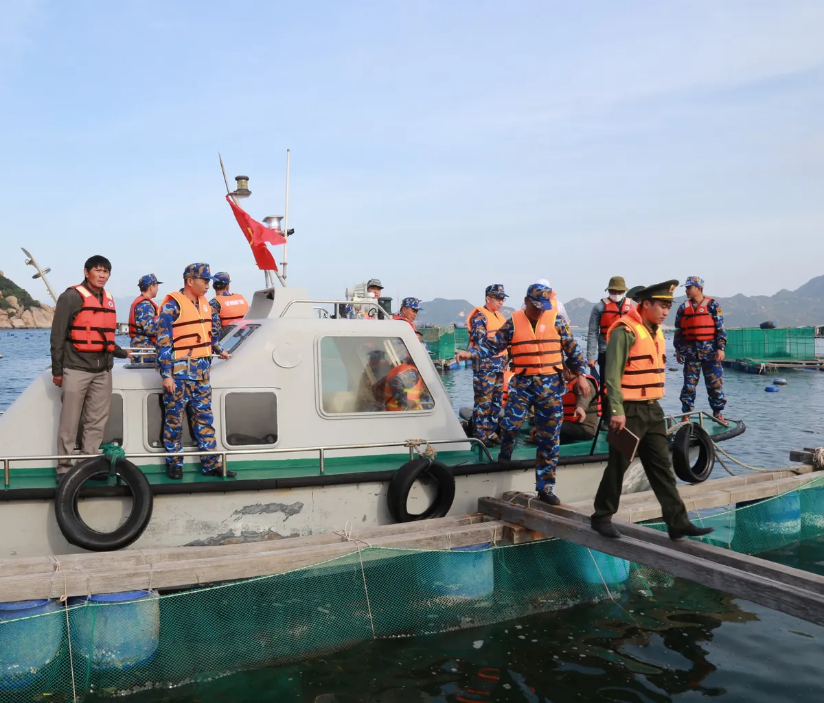 Tuần tra, kiểm soát vùng nước cấm Căn cứ Quân sự Cam Ranh - Ảnh 1.