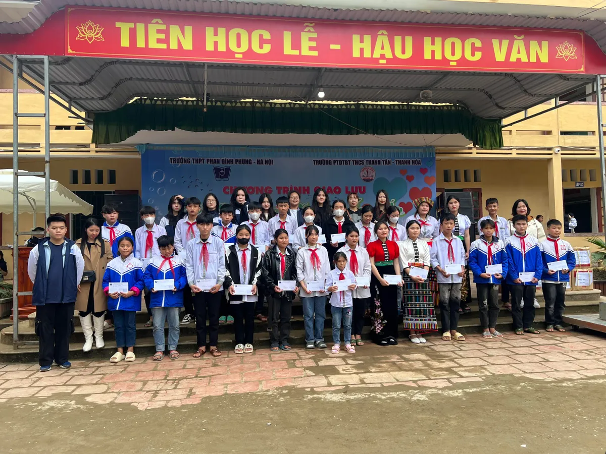 Ấm áp những phần quà Tết sớm gửi trao tới học sinh khó khăn ở Thanh Hóa - Ảnh 1.