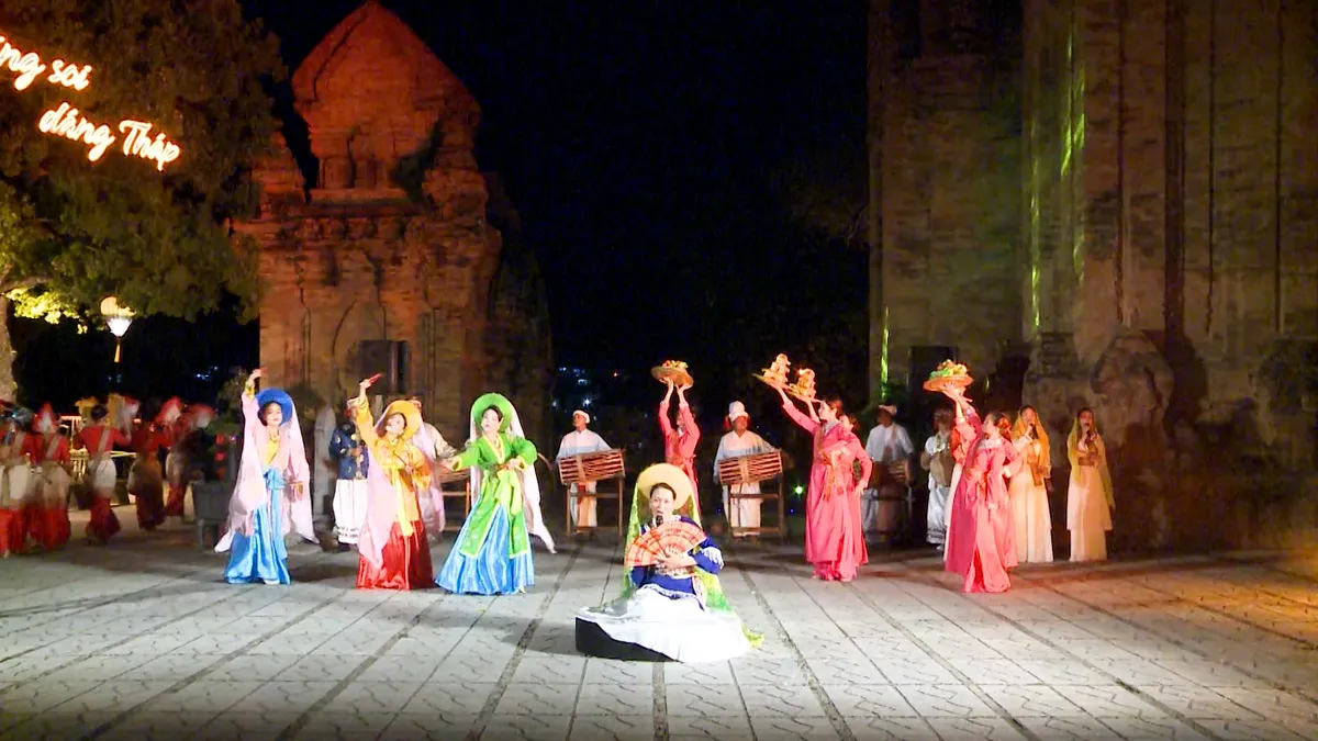 Kh&aacute;m ph&aacute; văn h&oacute;a Champa, kiến tr&uacute;c Th&aacute;p B&agrave; Ponagar qua Chương tr&igrave;nh Trăng soi d&aacute;ng th&aacute;p. - Ảnh 1.